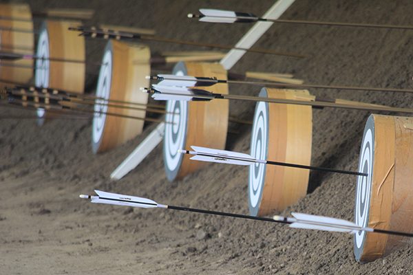 Japanische Pfeile stecken in den Zielscheiben