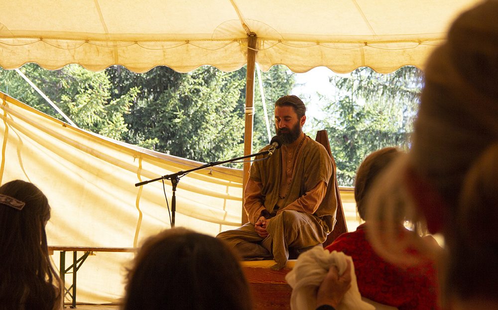 BIld von Pir Zia bei einem Vortrag