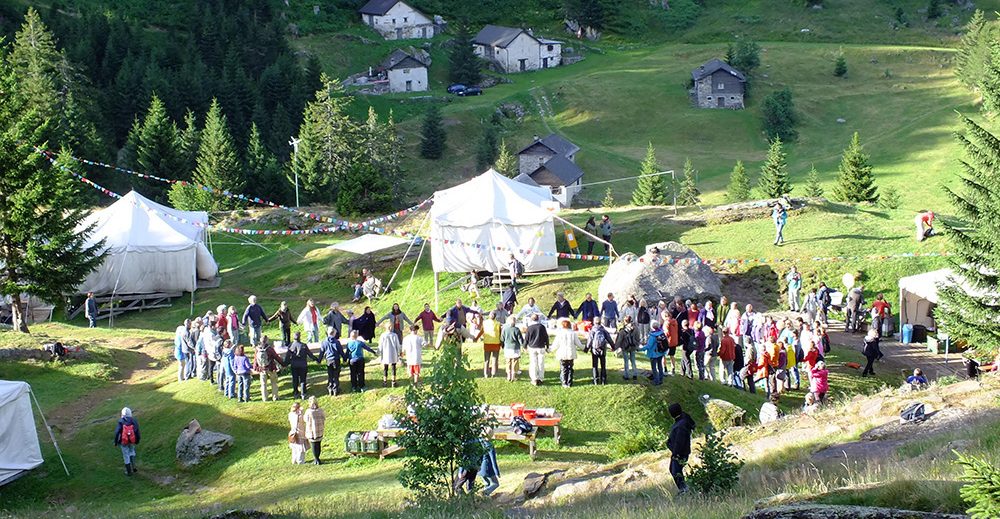 Gruppe im in den Natur bei einem Sufi-Treffen