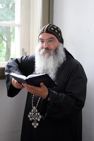 Bild von Bischof Damian beim lesen